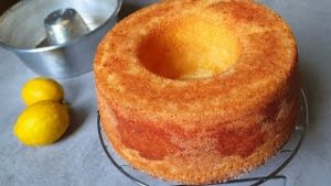 كيكة الليمون 🍋: مقرمشة من الخارج ومعلكة من الداخل!
